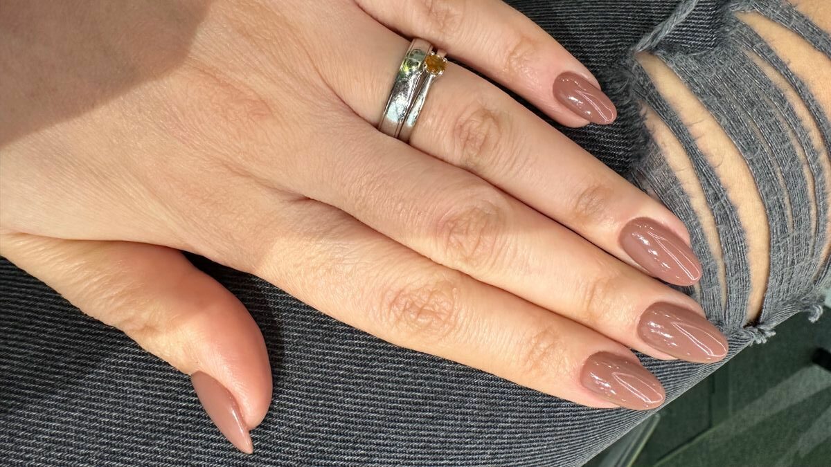 Mocha Mousse: Esmaltes para Adotar a Cor do Ano de 2025 nas Unhas