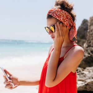 Maquiagem na Praia: É Seguro? Dicas Essenciais para Proteger Sua Pele no Verão